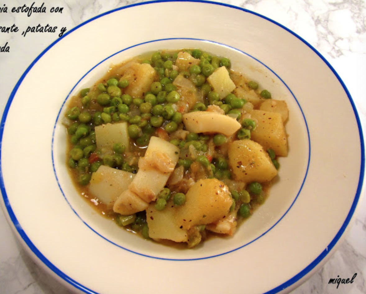 Ensalada de aguacate, salmón con sepia estofada con guisantes.